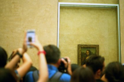 Louve visitors flocking to see and photograph the Mona Lisa